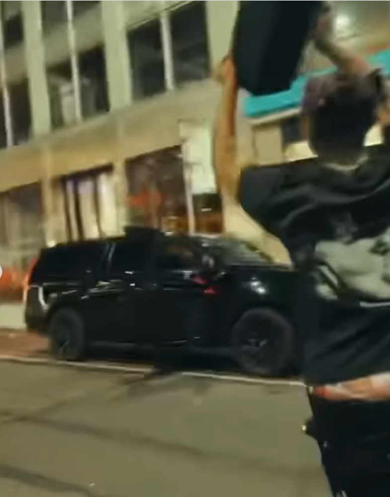 學起來了？新銳歌手攔車自備「超大喇叭」放自己的歌向 Travis Scott 毛遂自薦，沒想到真的獲得本人回應！