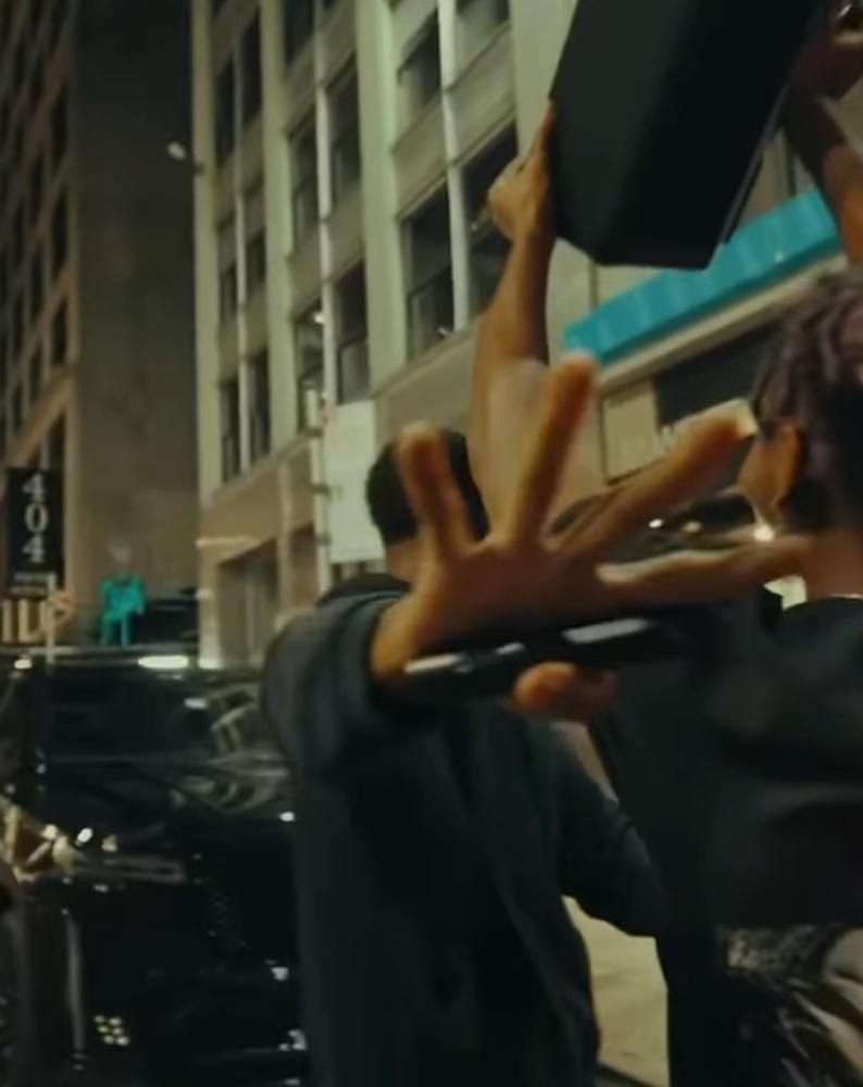 學起來了？新銳歌手攔車自備「超大喇叭」放自己的歌向 Travis Scott 毛遂自薦，沒想到真的獲得本人回應！