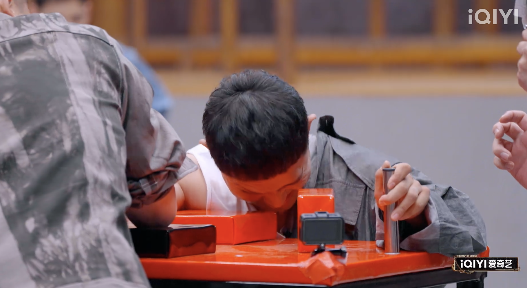 全場都看傻！瘦子「腕力賽」竟贏「體型大一倍」的黃旭！網友全歪樓：黃旭表情太經典⋯⋯