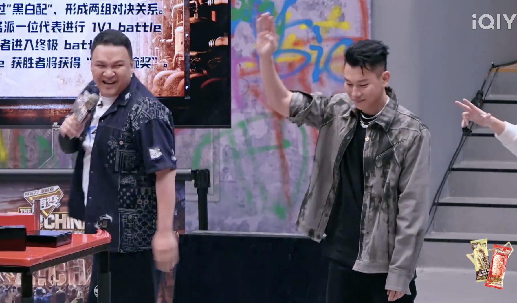 全場都看傻！瘦子「腕力賽」竟贏「體型大一倍」的黃旭！網友全歪樓：黃旭表情太經典⋯⋯