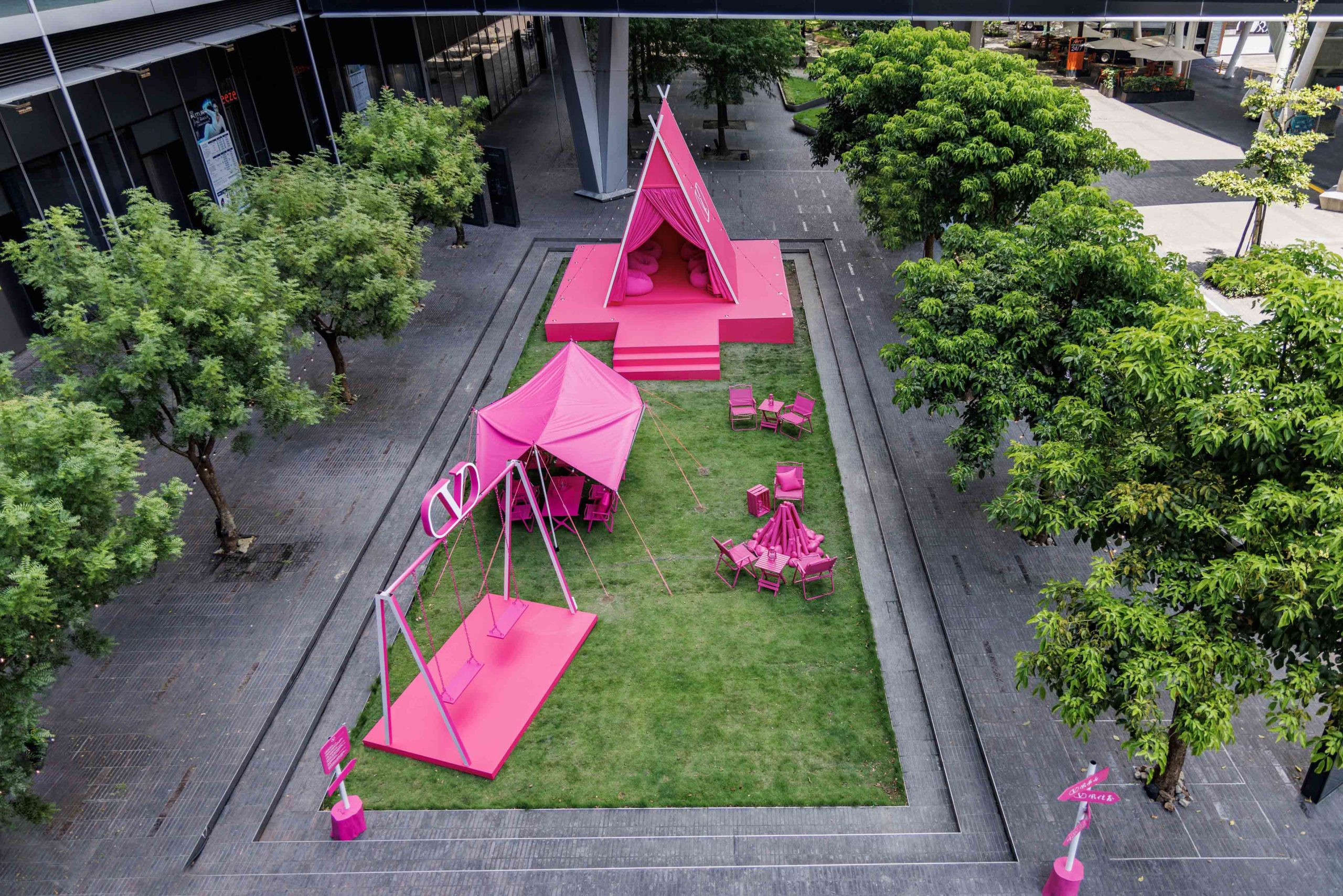 台北打卡新地標！范倫鐵諾《V 風粉夏 PINK PP 限定城市野營》粉耀登場，好拍又好玩！