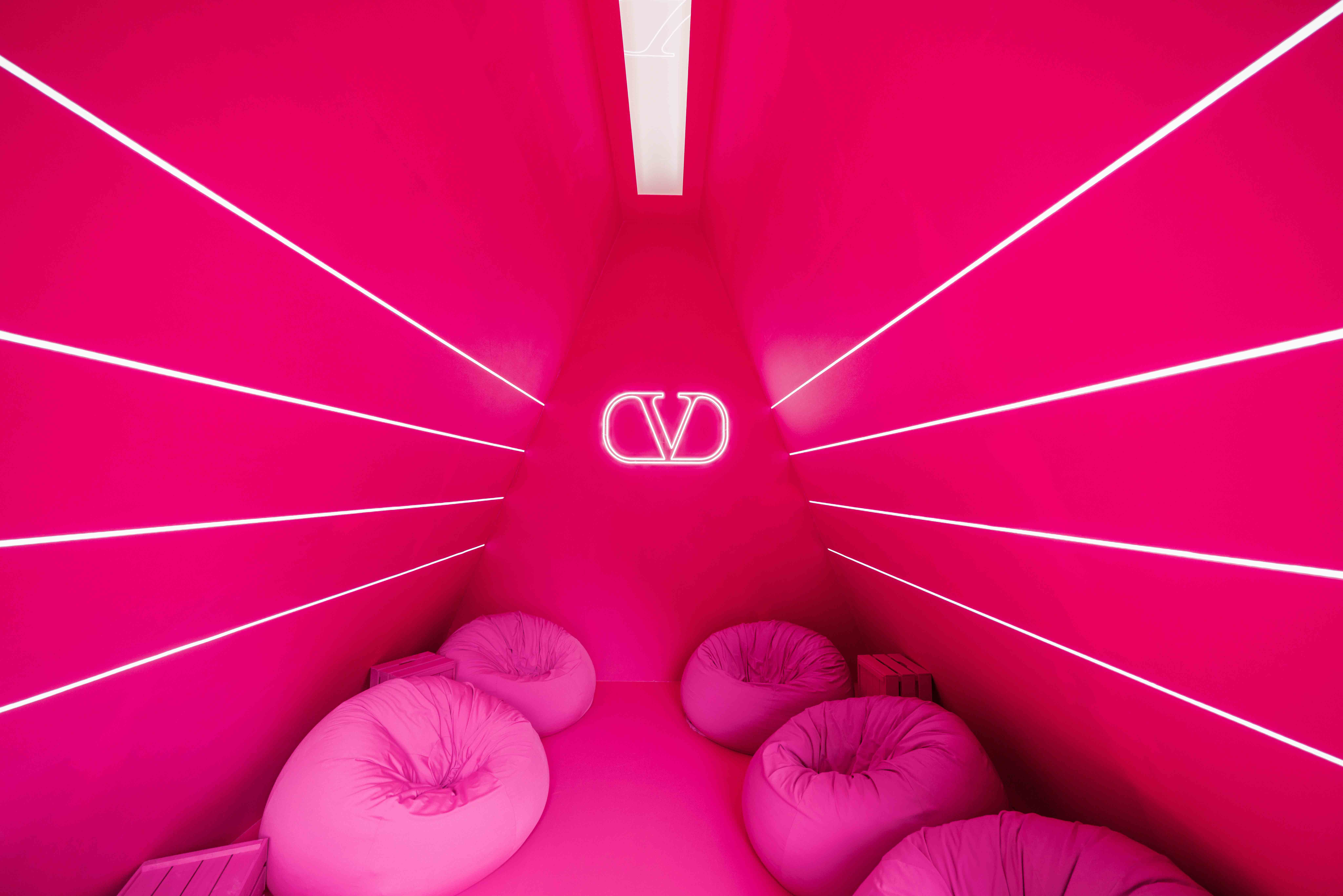 台北打卡新地標！范倫鐵諾《V 風粉夏 PINK PP 限定城市野營》粉耀登場，好拍又好玩！