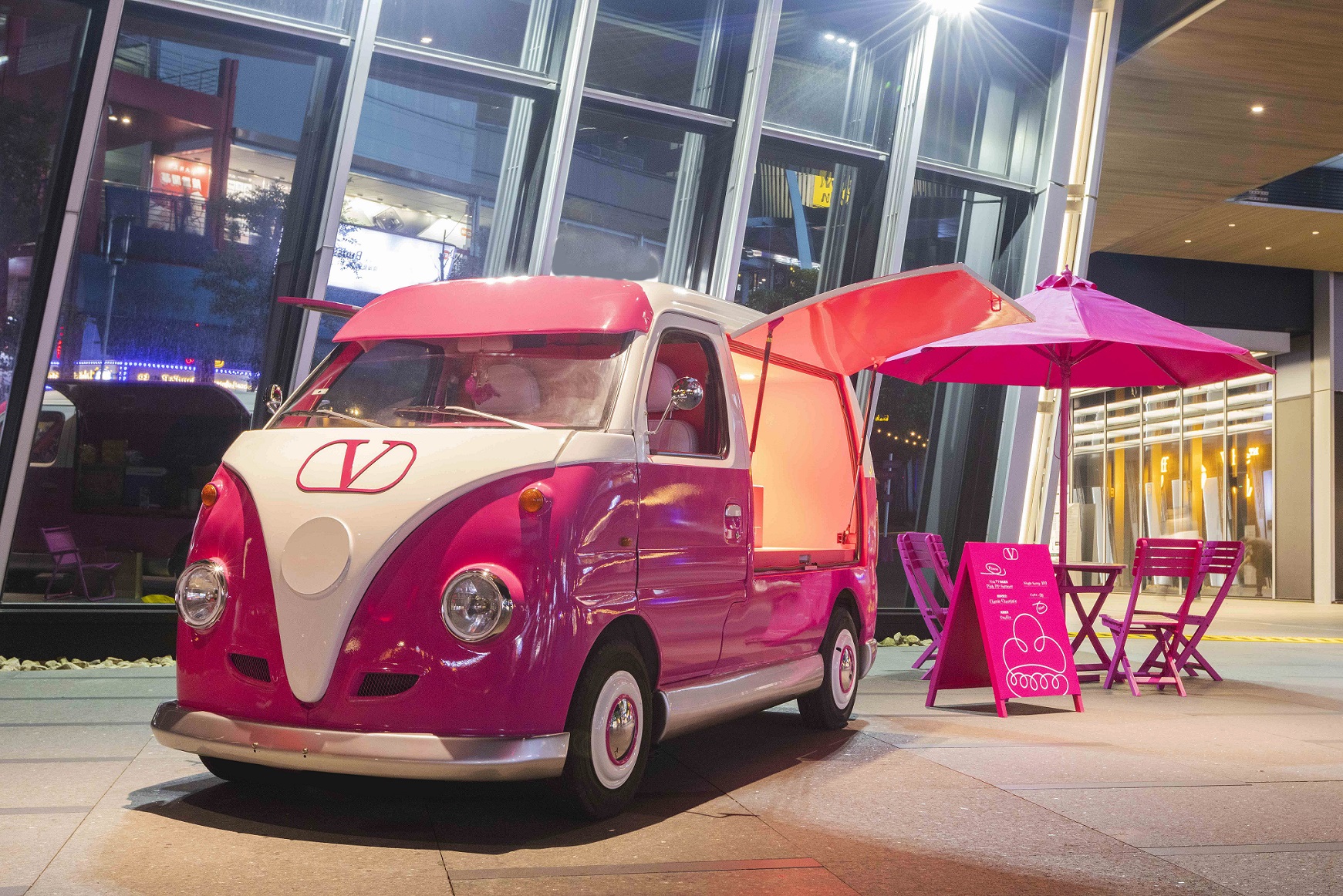 台北打卡新地標！范倫鐵諾《V 風粉夏 PINK PP 限定城市野營》粉耀登場，好拍又好玩！