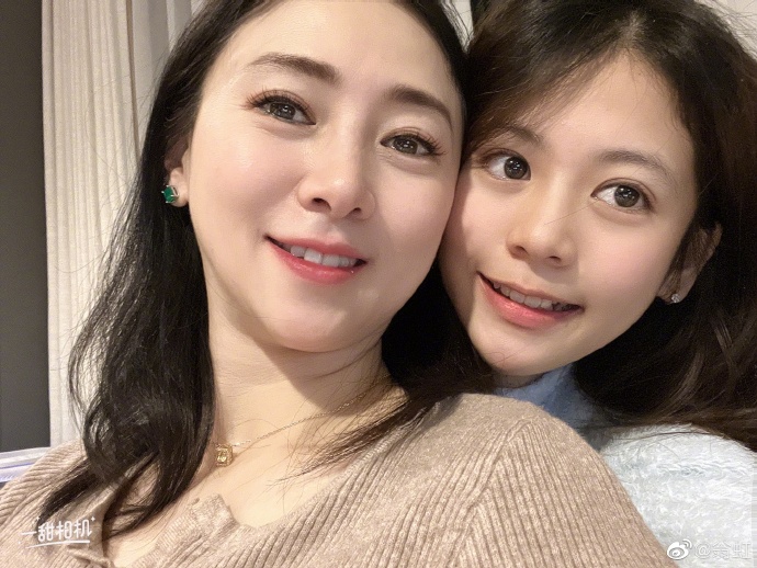比邱淑貞愛女沈月還美？！翁虹女兒劉蒔獲得「顏值冠軍」， 15 歲就被封為「最美星二代」！