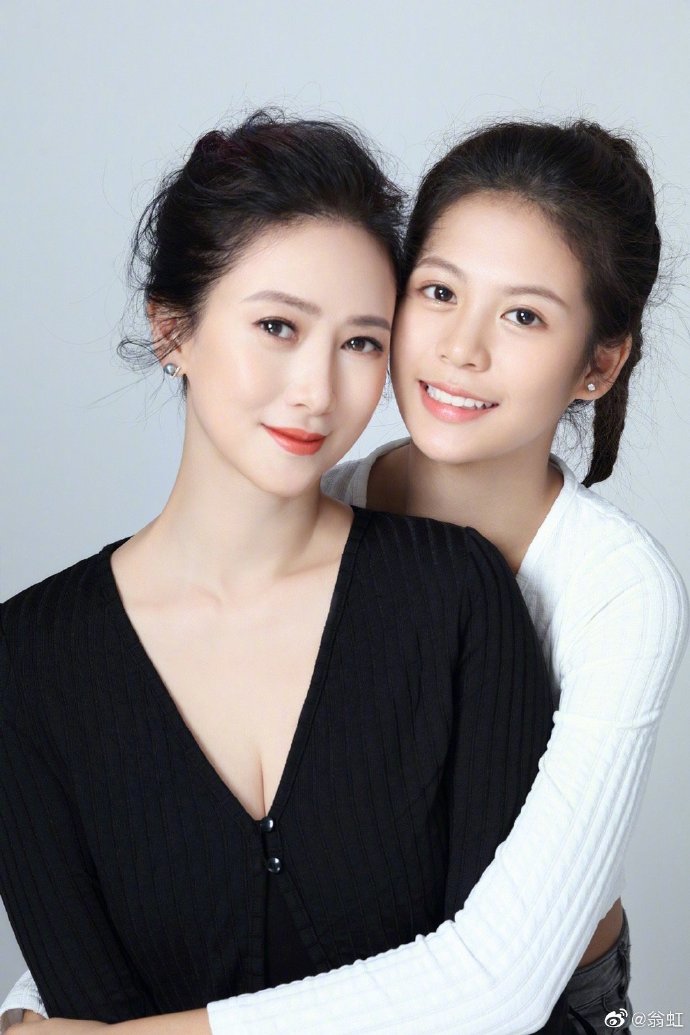 比邱淑貞愛女沈月還美？！翁虹女兒劉蒔獲得「顏值冠軍」， 15 歲就被封為「最美星二代」！