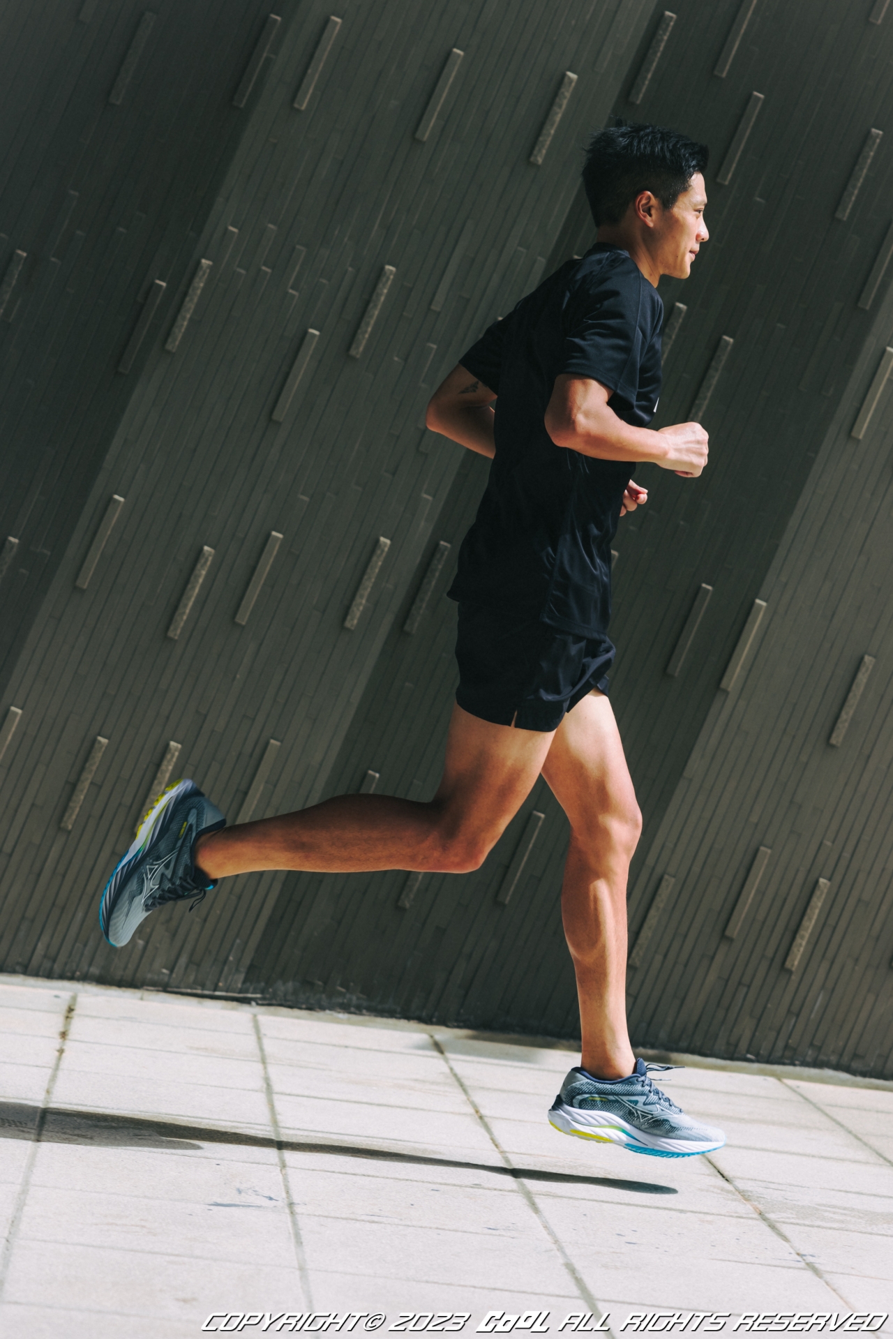 定番神跑鞋再進化！ WAVE RIDER 27 重新定義跑步標準，讓 MIZUNO 帶你邁出經典新浪潮！