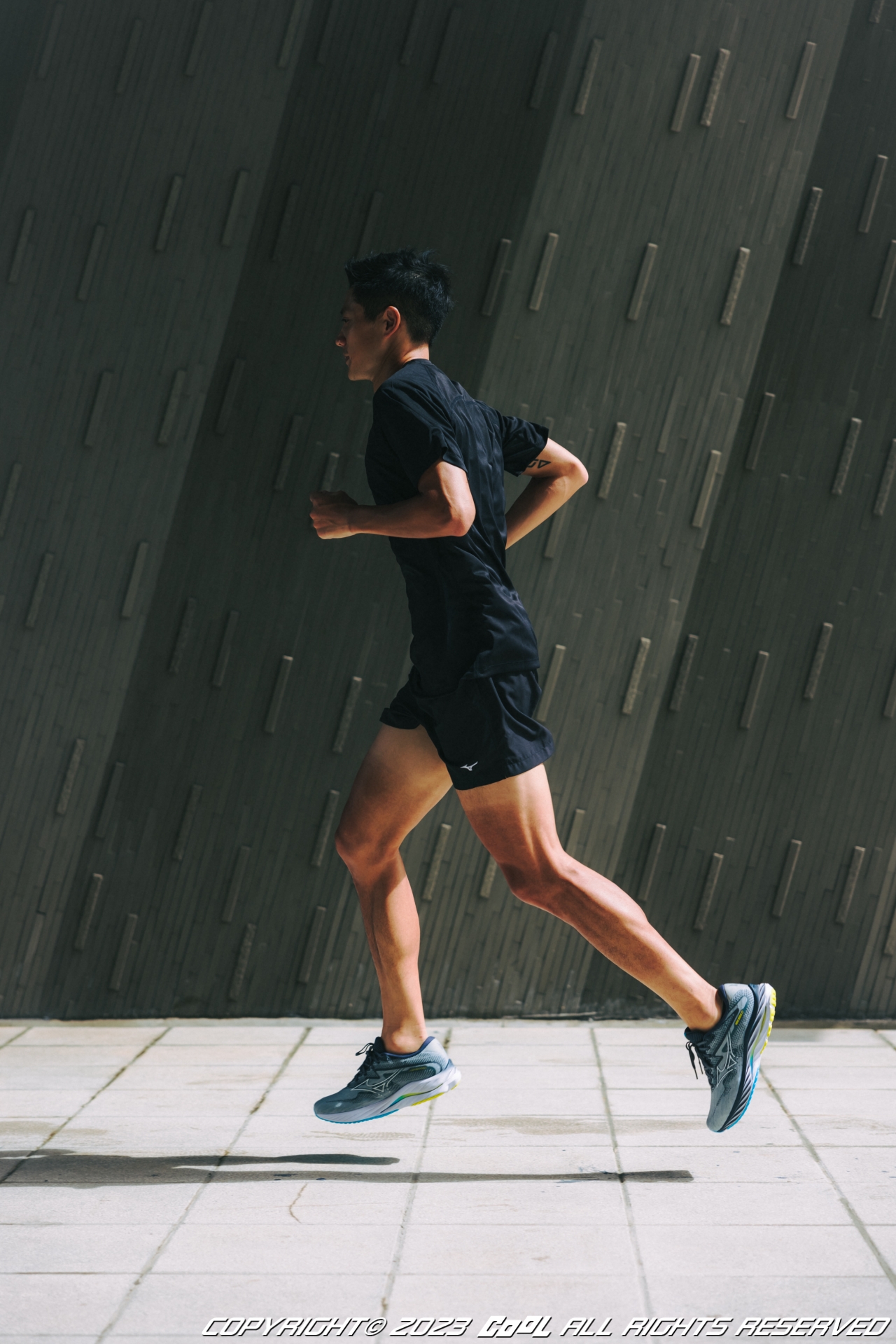 定番神跑鞋再進化！ WAVE RIDER 27 重新定義跑步標準，讓 MIZUNO 帶你邁出經典新浪潮！