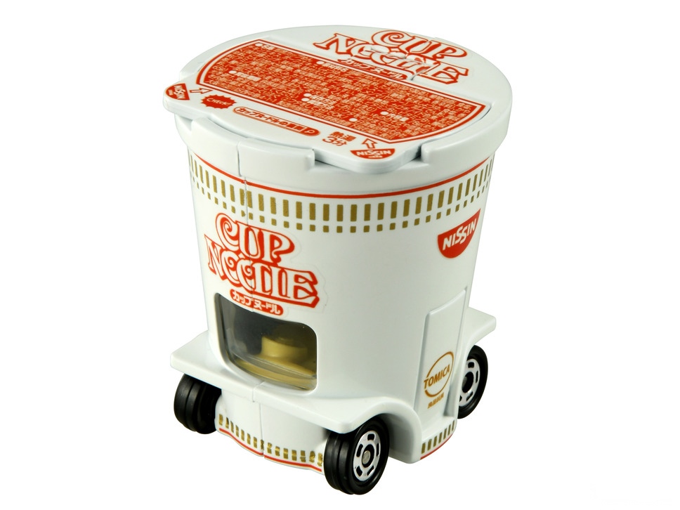 日清食品 x TOMICA「杯麵雙層巴士」大車隊全新上路！包裝、食材 100% 神還原，網笑：越玩越餓是正確的嗎？