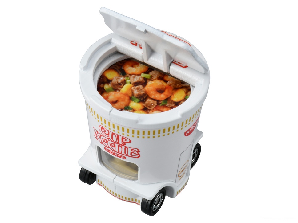 日清食品 x TOMICA「杯麵雙層巴士」大車隊全新上路！包裝、食材 100% 神還原，網笑：越玩越餓是正確的嗎？