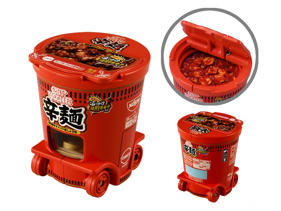 日清食品 x TOMICA「杯麵雙層巴士」大車隊全新上路！包裝、食材 100% 神還原，網笑：越玩越餓是正確的嗎？