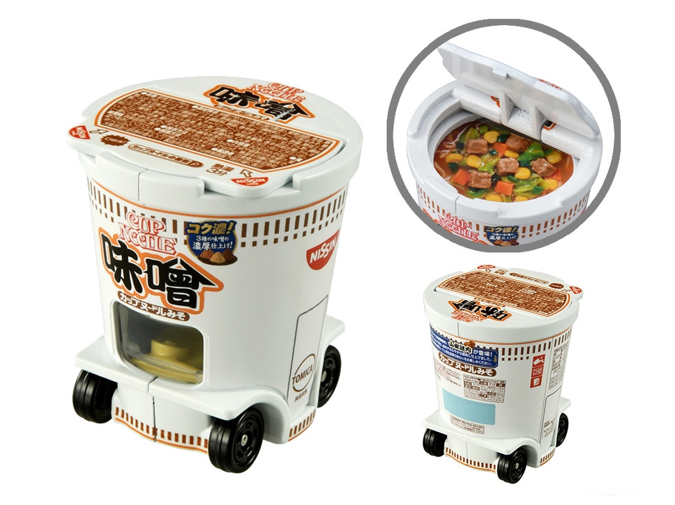 日清食品 x TOMICA「杯麵雙層巴士」大車隊全新上路！包裝、食材 100% 神還原，網笑：越玩越餓是正確的嗎？