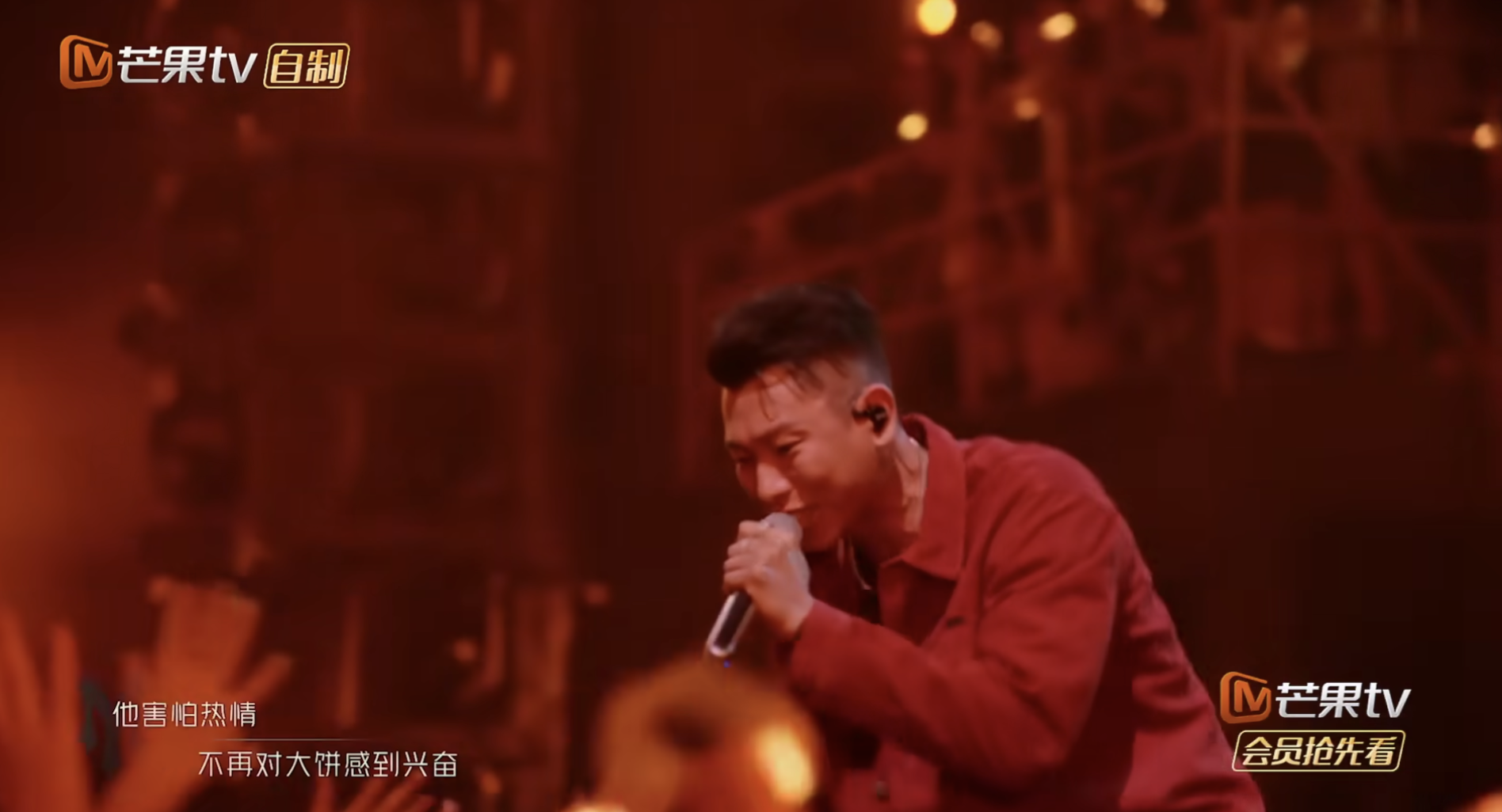 瘦子 E.SO《披斬》初舞台帥炸！演唱〈Just Believe〉原版輸出，網友大讚：沒改詞就贏了！