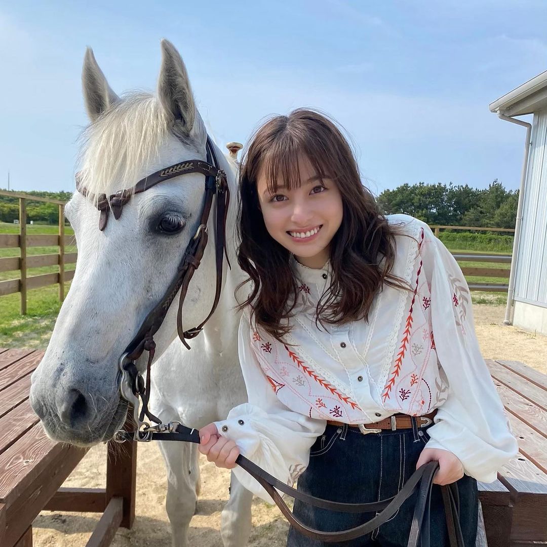 「千年一遇美少女」橋本環奈要結婚了？秘戀大 1 歲中川大志有譜　婚期爆 2 時間點