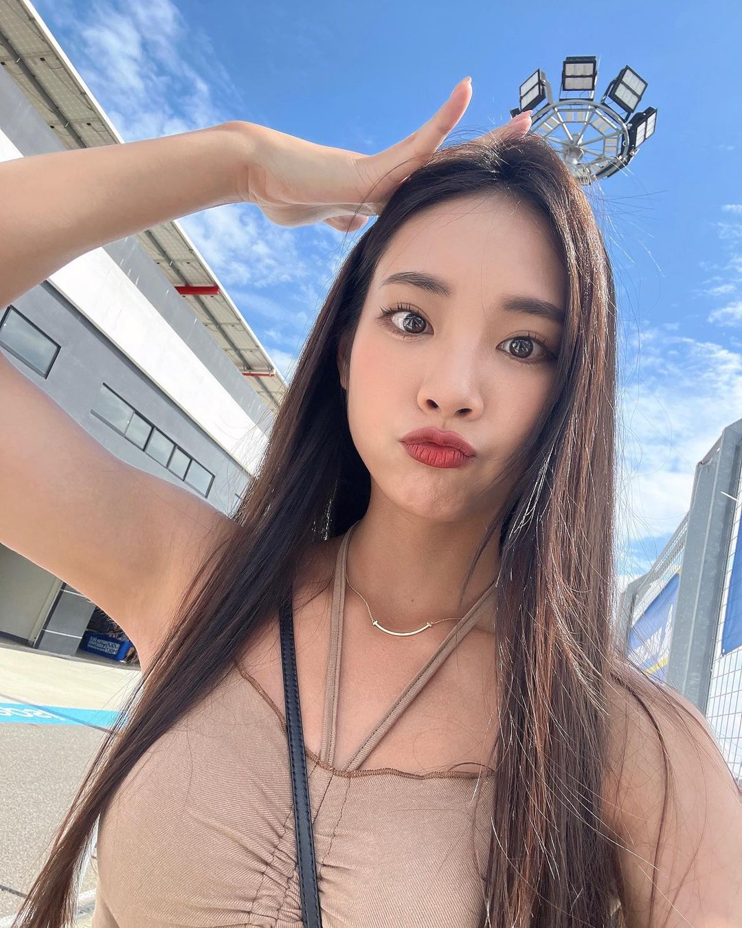 品子合體暗黑分身！夢幻同框 AV 女神本庄玲，老司機：馬上去複習…