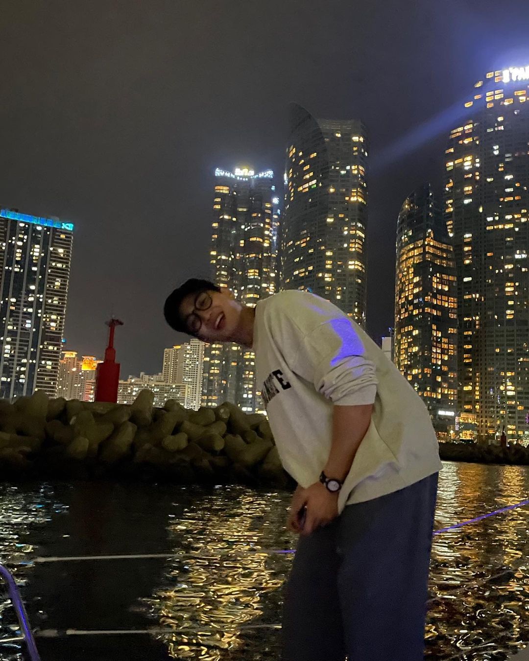 認愛 Jisoo 後首發文！普賢連曬 3 張「女友視角照」網狂敲碗：誰掌鏡的？