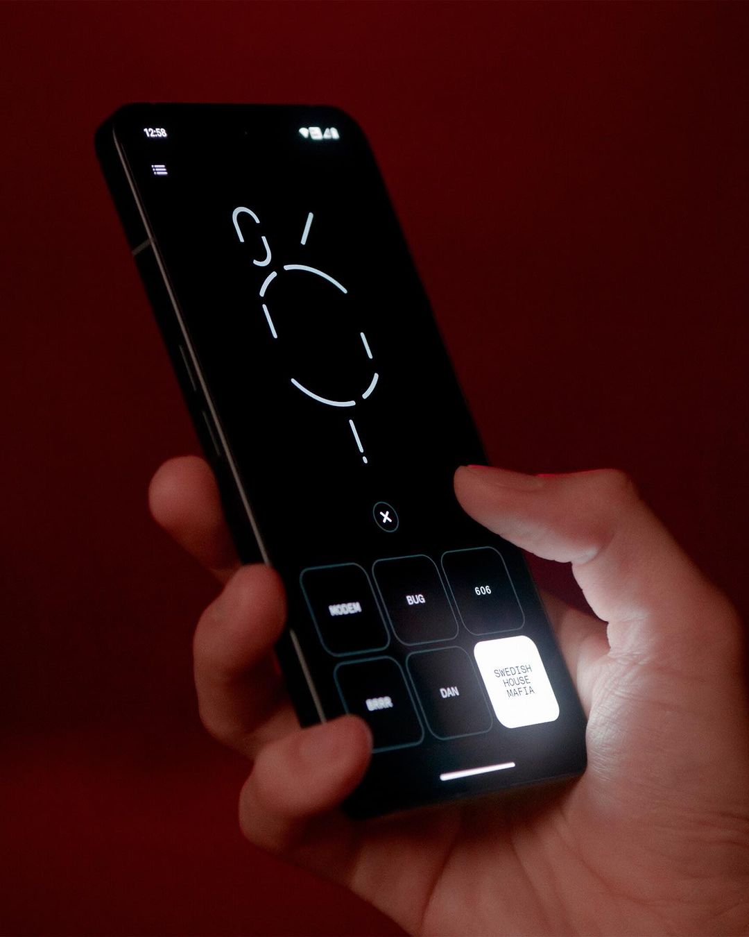 透明手機 NOTHING Phone (2) 全新登台！發光 LED 燈條玩法更多、黑白透明設計依然好型... 3 大亮點整理