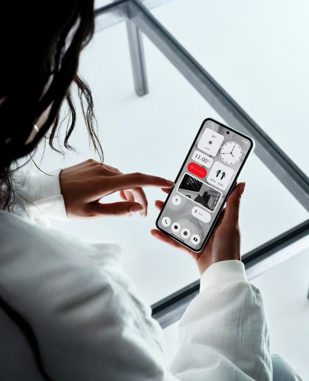 透明手機 NOTHING Phone (2) 全新登台！發光 LED 燈條玩法更多、黑白透明設計依然好型... 3 大亮點整理