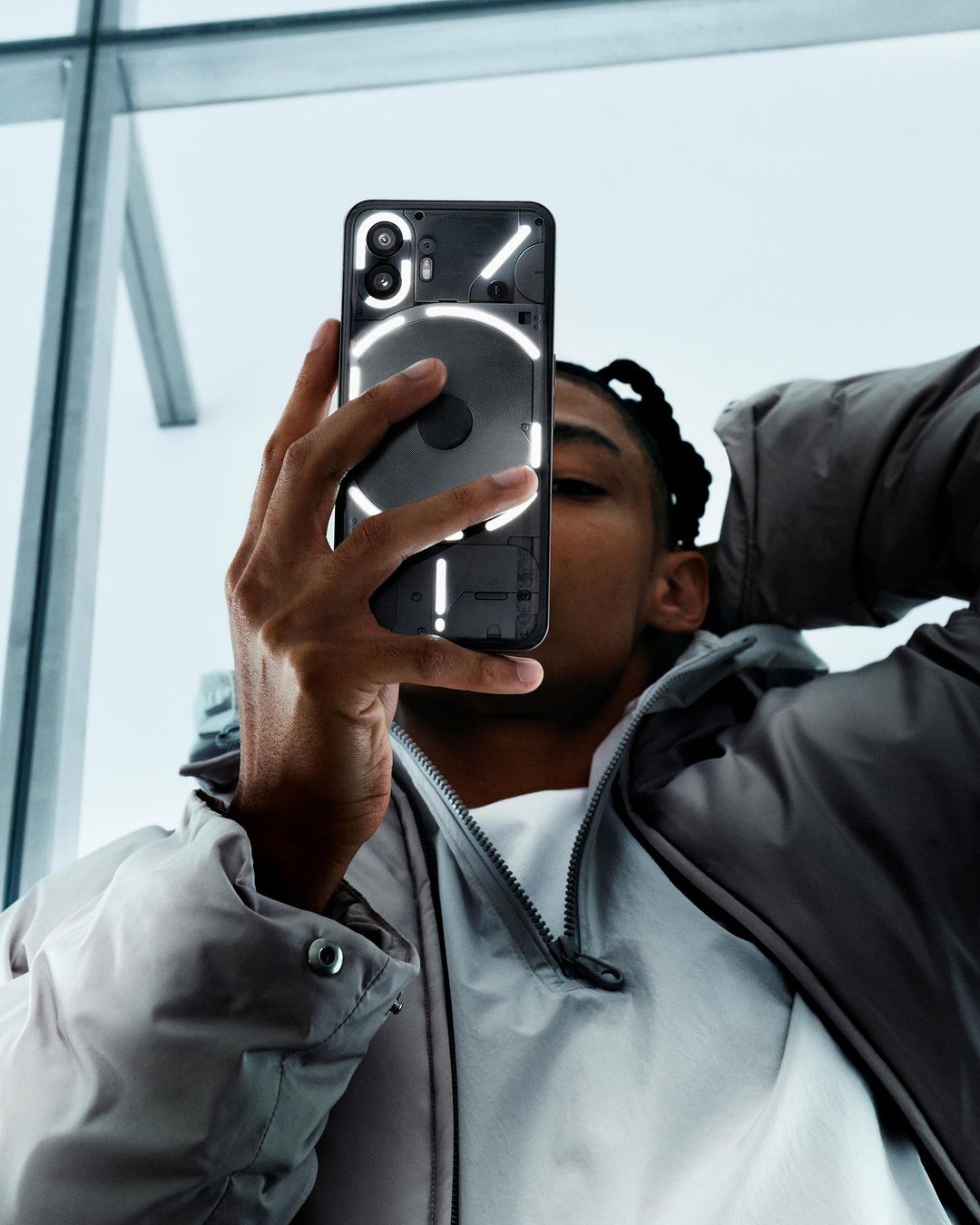 透明手機 NOTHING Phone (2) 全新登台！發光 LED 燈條玩法更多、黑白透明設計依然好型... 3 大亮點整理