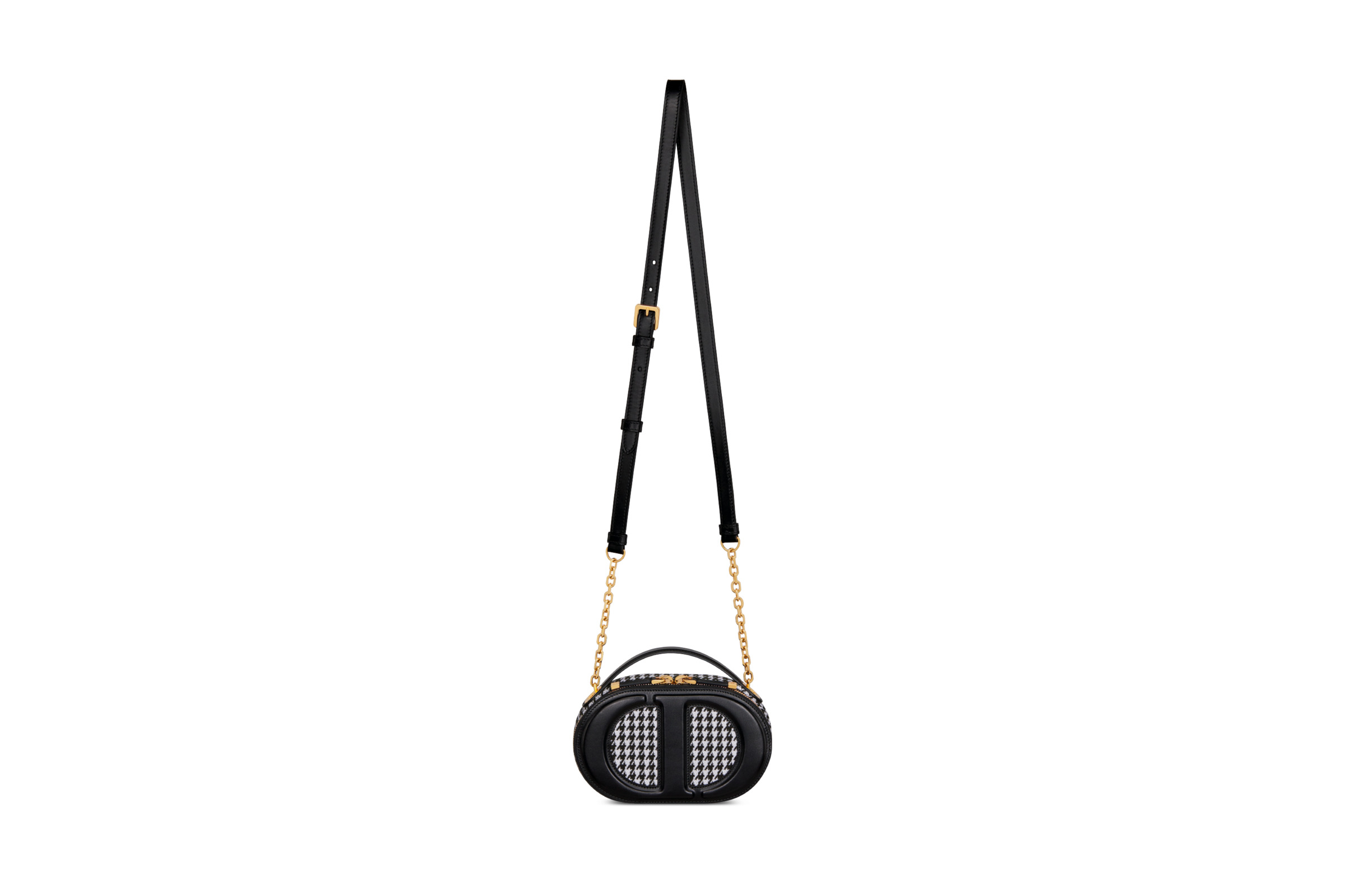 不愧是人間 Dior！BLACKPINK Jisoo 清新造型現身機場，身上背的這款「可愛小包」超搶手！