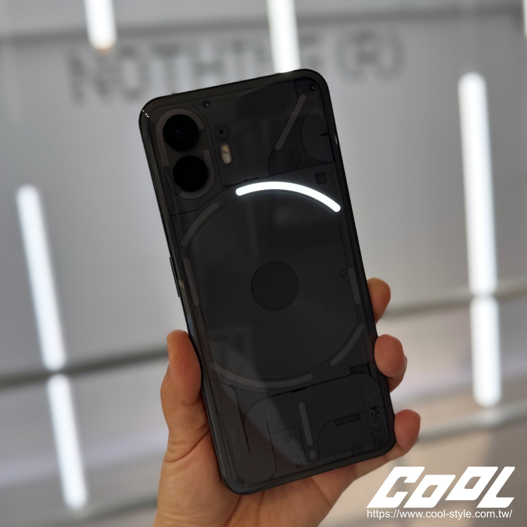 透明手機 NOTHING Phone (2) 全新登台！發光 LED 燈條玩法更多、黑白透明設計依然好型... 3 大亮點整理