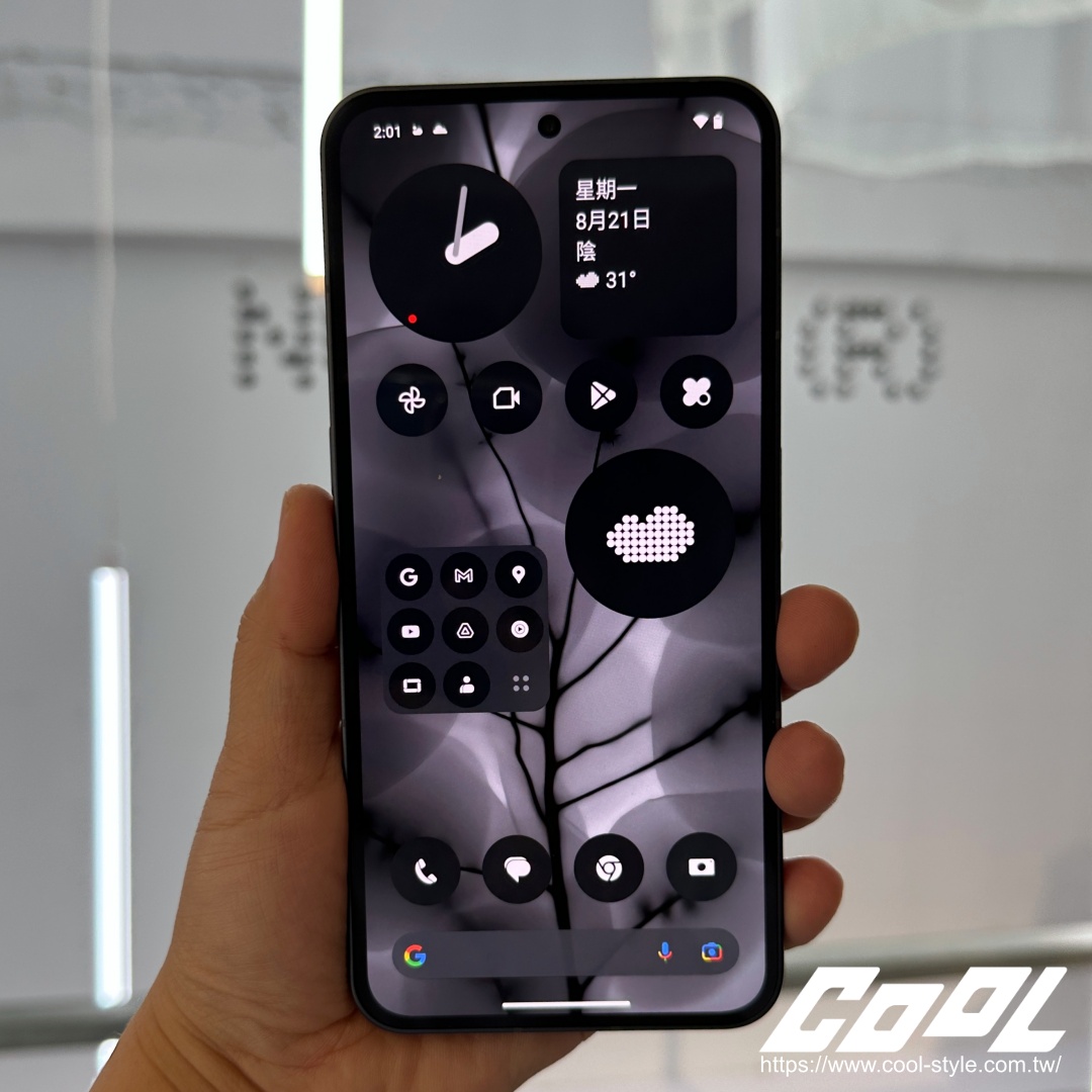 透明手機 NOTHING Phone (2) 全新登台！發光 LED 燈條玩法更多、黑白透明設計依然好型... 3 大亮點整理