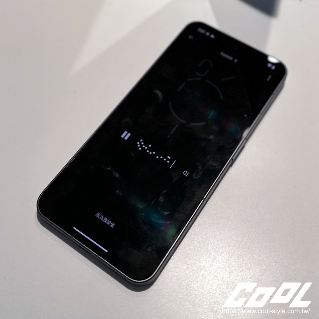 透明手機 NOTHING Phone (2) 全新登台！發光 LED 燈條玩法更多、黑白透明設計依然好型... 3 大亮點整理