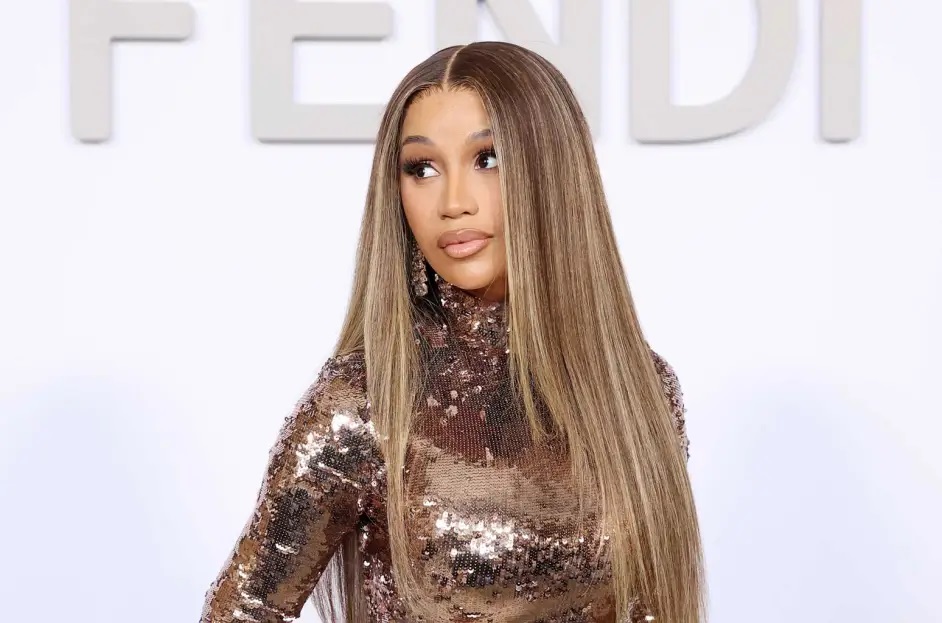 Cardi B 丟麥克風反擊事件仍有後續！潑水其實是「應當事人要求」？自由女神像 P 圖網友笑翻！