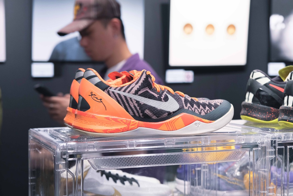 走進回憶 Kobe 的時光隧道！MAMBA FOREVER 特展期間限定登場，8 代抽籤資訊同步釋出！