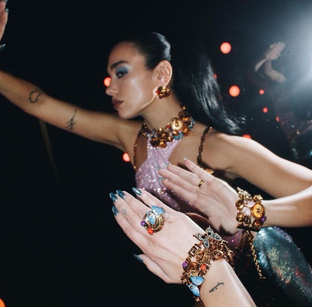 《芭比》全球票房狂賣近 8 億！主題曲〈 Dance the night 〉榮登英榜 NO. 5，瑪格羅比、雷恩葛斯林熱舞花絮曝光！