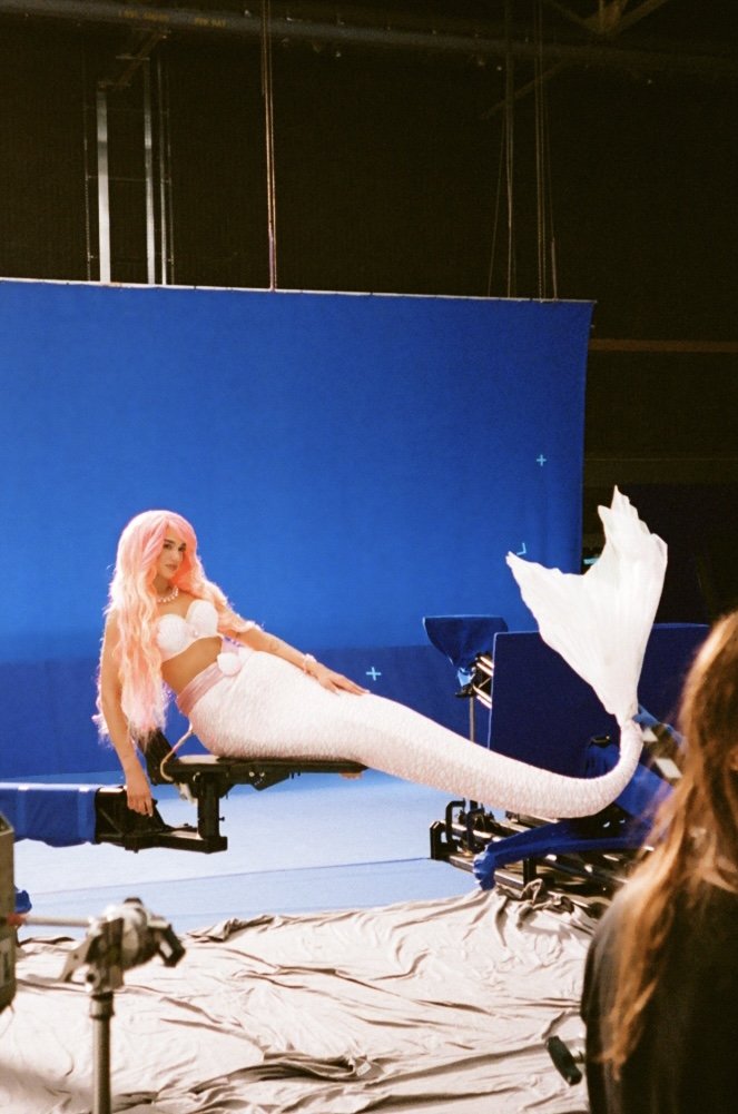 《芭比》全球票房狂賣近 8 億！主題曲〈 Dance the night 〉榮登英榜 NO. 5，瑪格羅比、雷恩葛斯林熱舞花絮曝光！