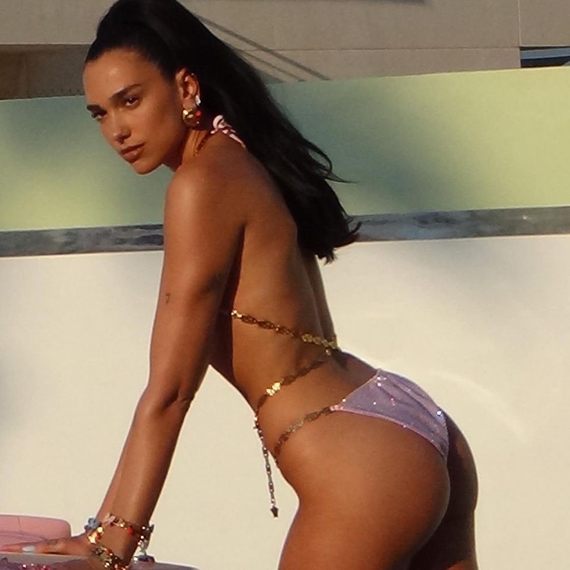 《芭比》全球票房狂賣近 8 億！主題曲〈 Dance the night 〉榮登英榜 NO. 5，瑪格羅比、雷恩葛斯林熱舞花絮曝光！