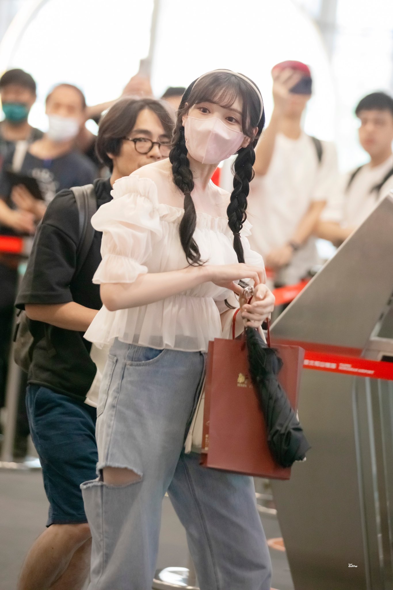 網友驚嘆「怎麼這麼好看！」頂流女優 新有菜 機場 ootd 曝光，非凡氣場根本驚艷全場