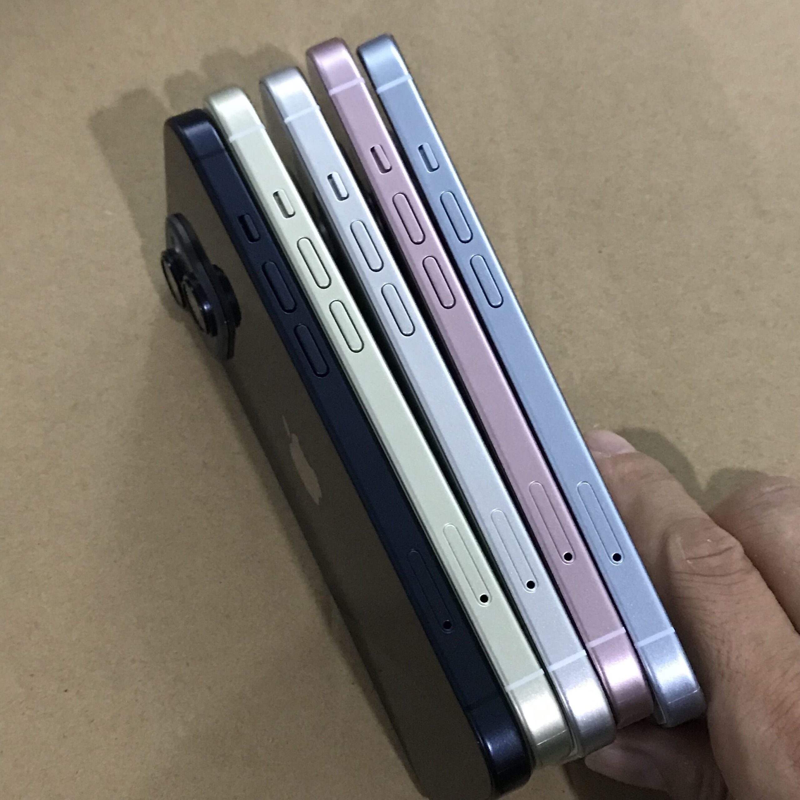 iPhone 15 全系列 9 色模型實機曝光！外媒吐槽「史上最無聊的 iPhone 顏色」全都是灰
