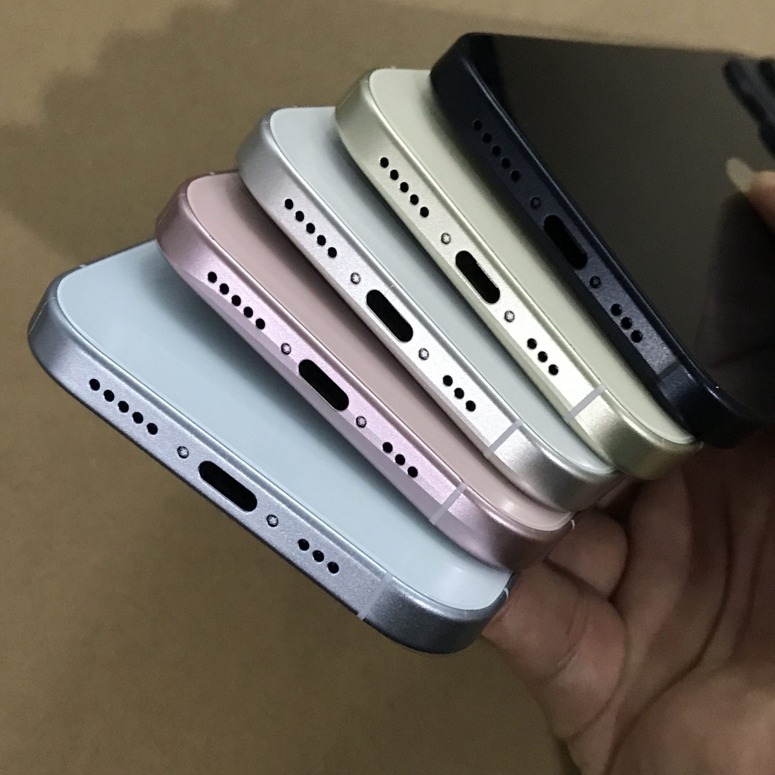 iPhone 15 全系列 9 色模型實機曝光！外媒吐槽「史上最無聊的 iPhone 顏色」全都是灰