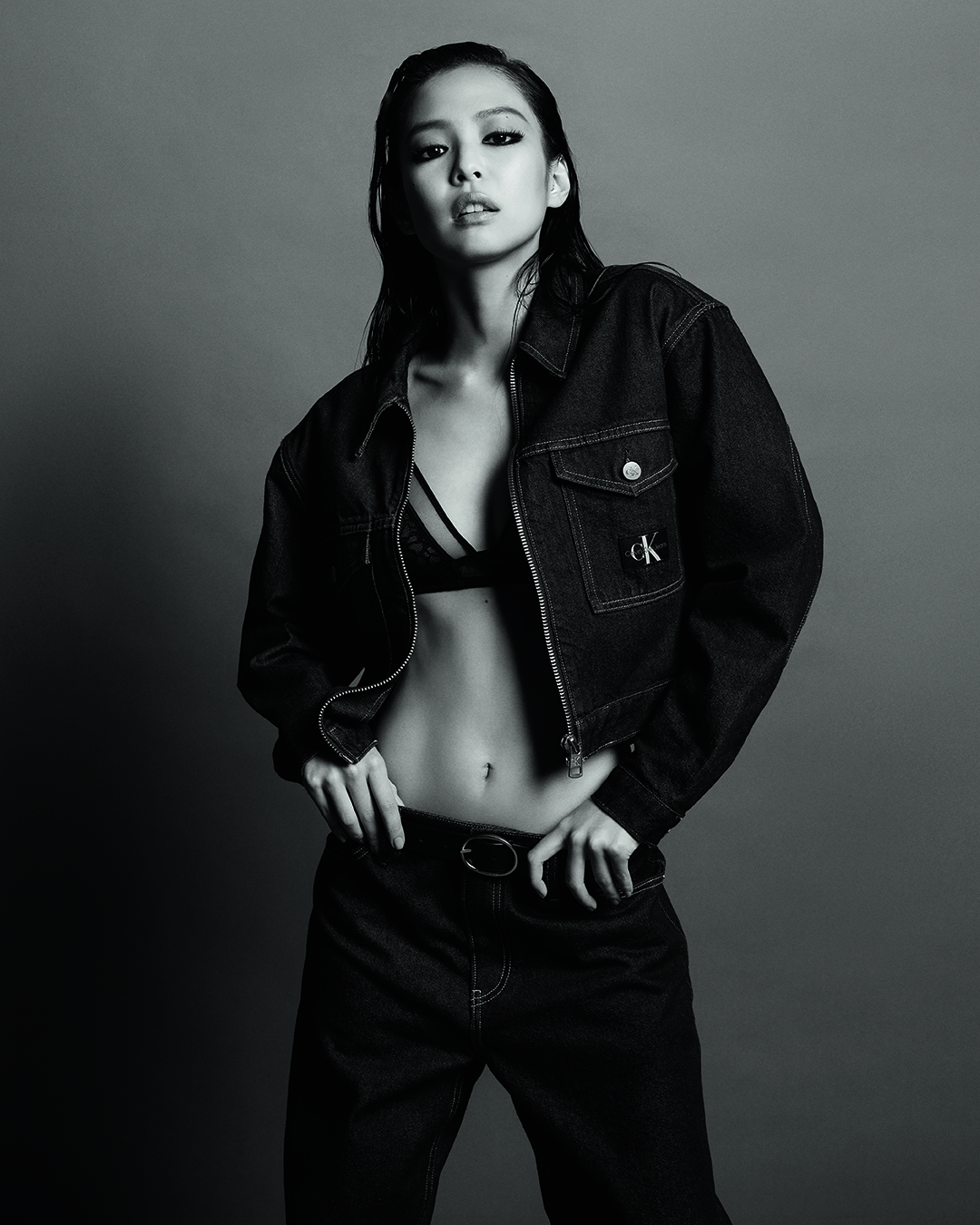 Calvin Klein 秋季形象大片來了！Jennie 全新「性感溼髮」造型辣出新高度！
