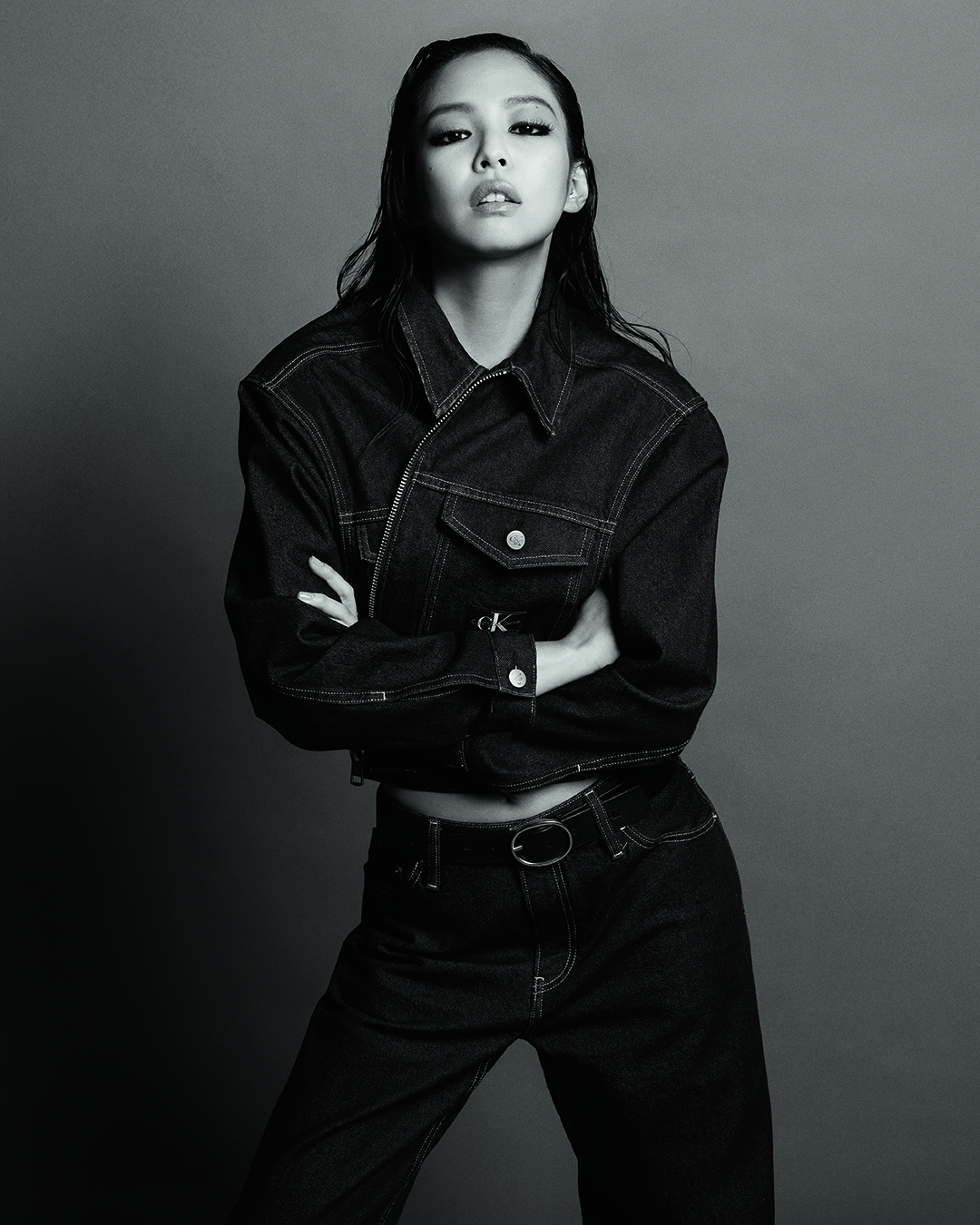 Calvin Klein 秋季形象大片來了！Jennie 全新「性感溼髮」造型辣出新高度！