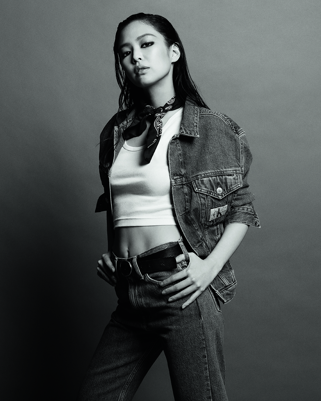 Calvin Klein 秋季形象大片來了！Jennie 全新「性感溼髮」造型辣出新高度！