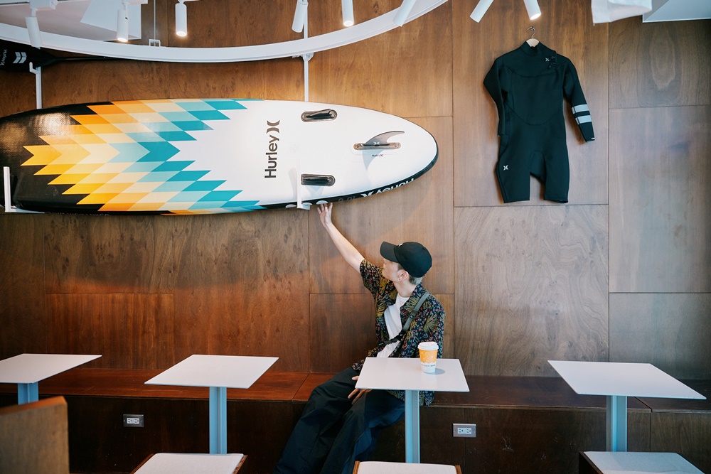 衝浪神牌 Hurley 來台十週年攜手 CAFE!N 打造今夏最 CHILL 《 SW!NG 》主題咖啡廳，限定好康送不停！