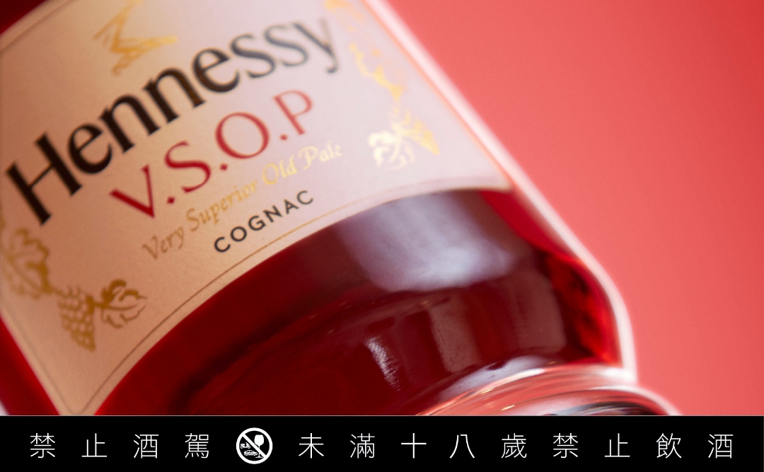 從「新」啟程！軒尼詩V.S.O.P 全新環保酒瓶設計非凡登場！一起《進入奇幻際遇》吧！