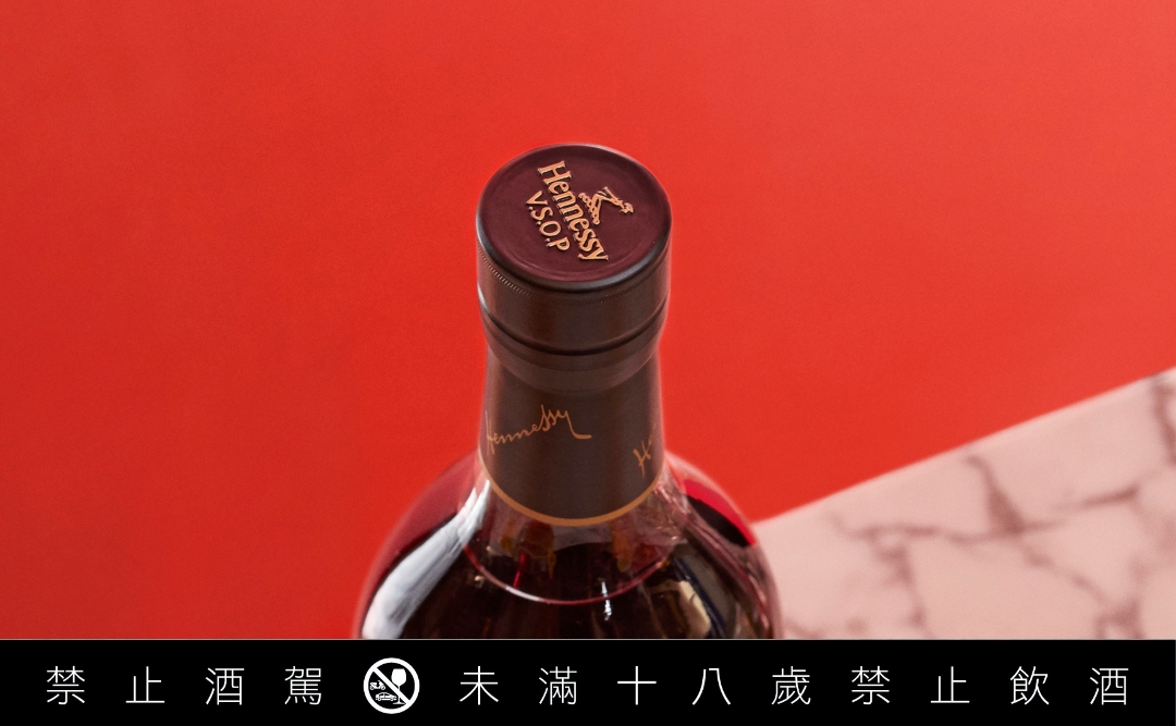 從「新」啟程！軒尼詩V.S.O.P 全新環保酒瓶設計非凡登場！一起《進入奇幻際遇》吧！