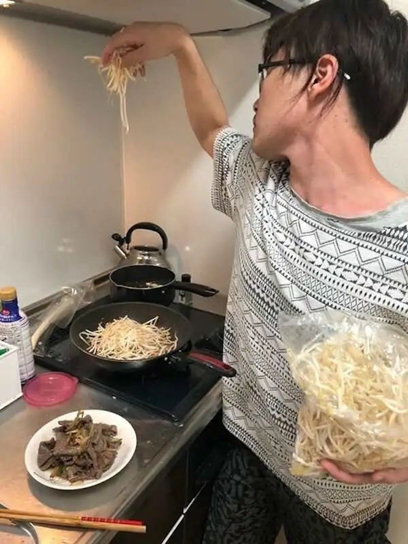 日本 34 歲普男畢業 13 年「只吃軟飯」！連靠七任女友供養，出書列出 8 點秘訣傳授給大家！