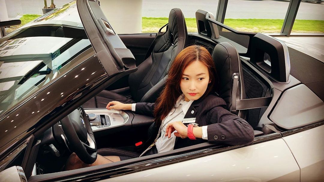 黑絲啊嘶！～ BMW 女業務性感美腿遭肉搜，本人臉蛋跟腿一樣美！