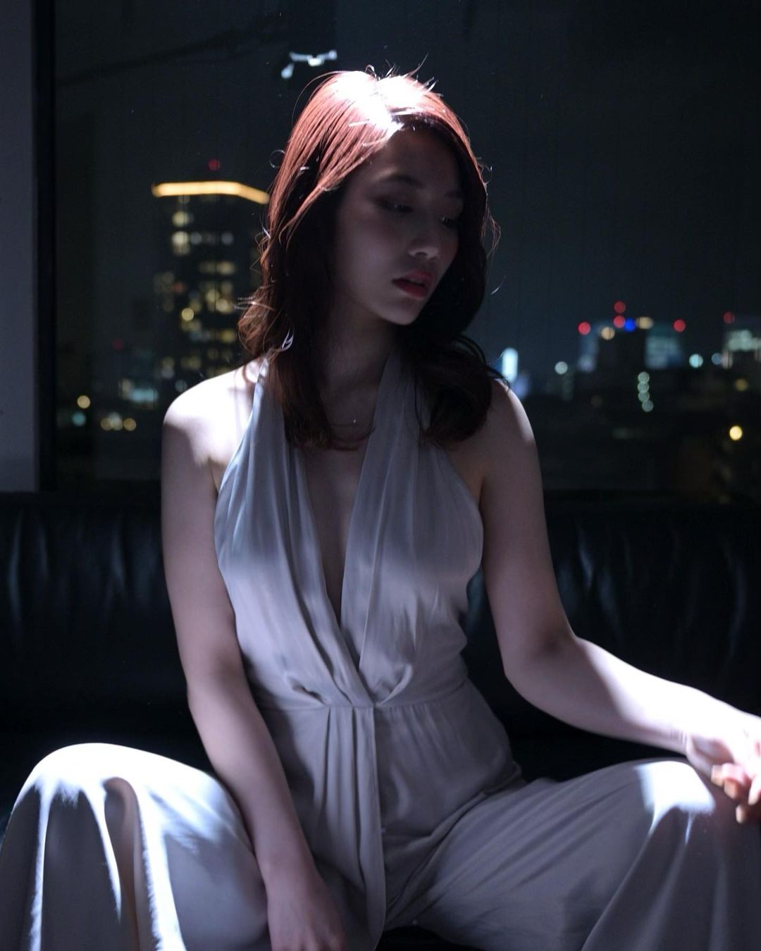來台後人氣再漲！河北彩花無預警釋出「全裸寫真」，輕咬花瓣引人遐想！
