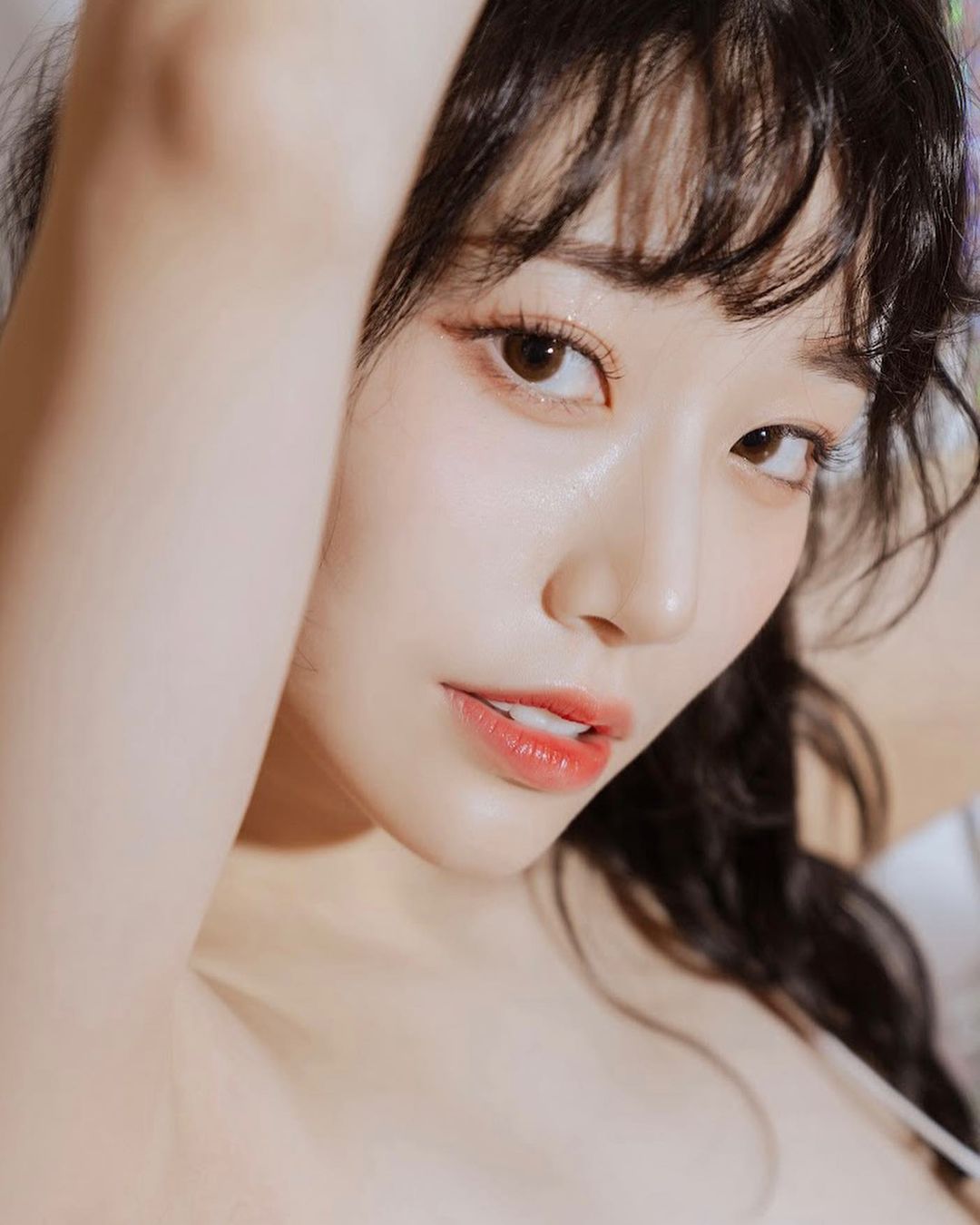 來台後人氣再漲！河北彩花無預警釋出「全裸寫真」，輕咬花瓣引人遐想！