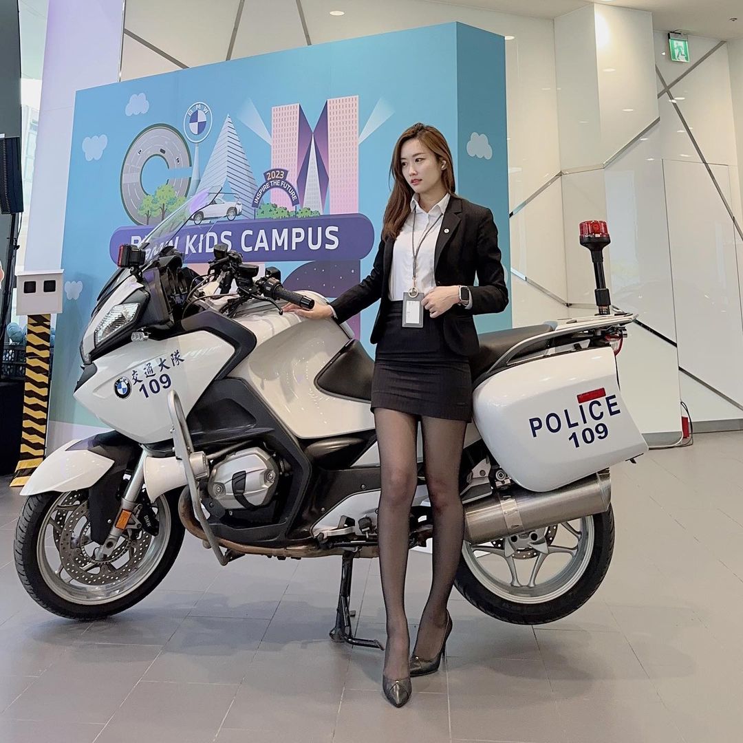 黑絲啊嘶！～ BMW 女業務性感美腿遭肉搜，本人臉蛋跟腿一樣美！