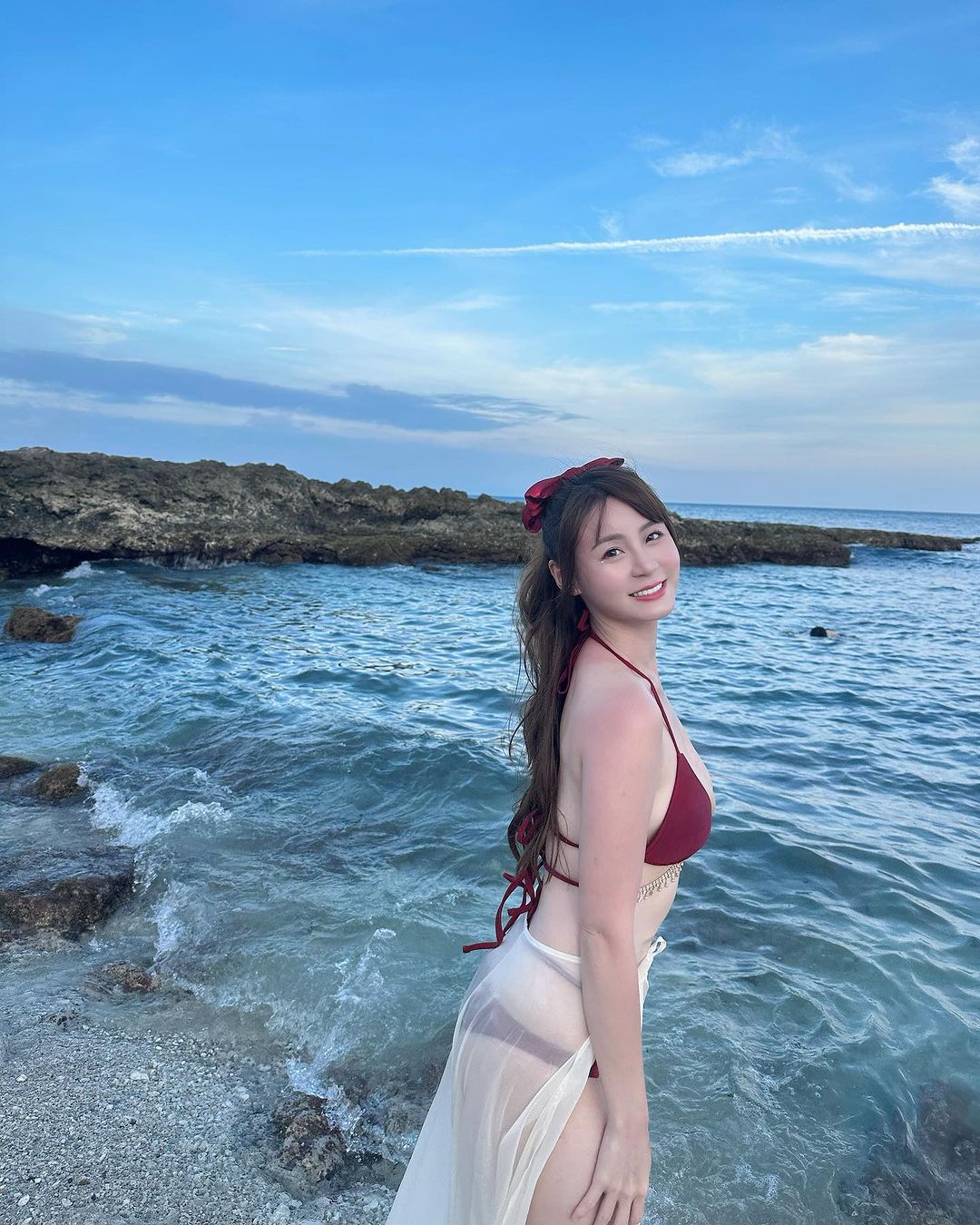 短今曬出爆乳比基尼辣照！清純天使 vs. 性感惡魔 LOOK ，小孩子才做選擇！