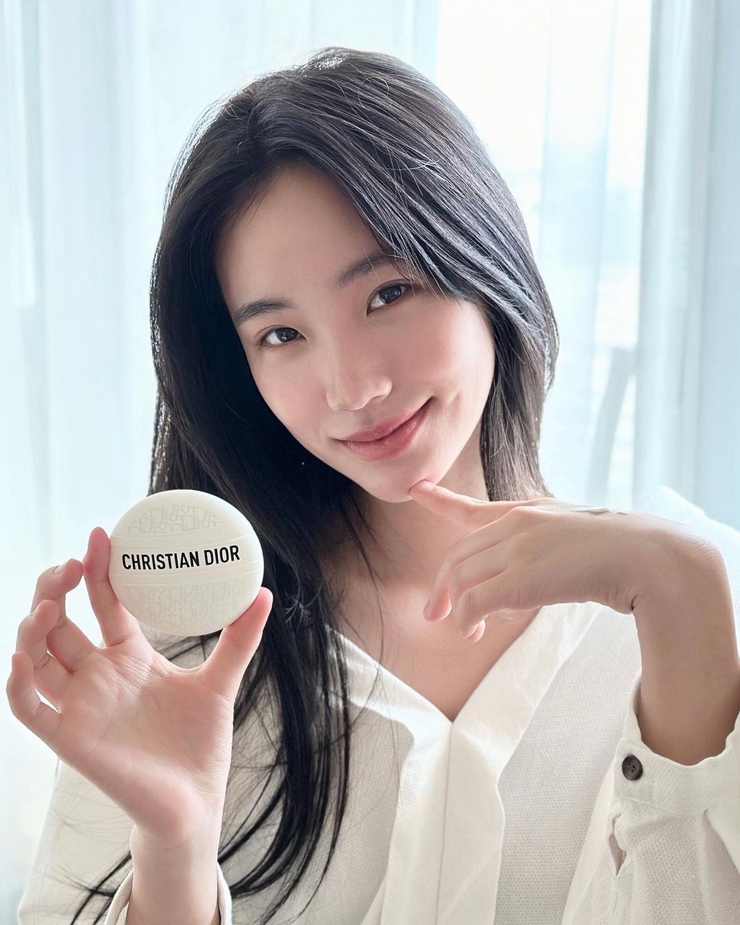 小 S 二女兒許韶恩又仙又辣！貼身洋裝曲線窈窕、小露香肩迷死人，連背影都美翻！