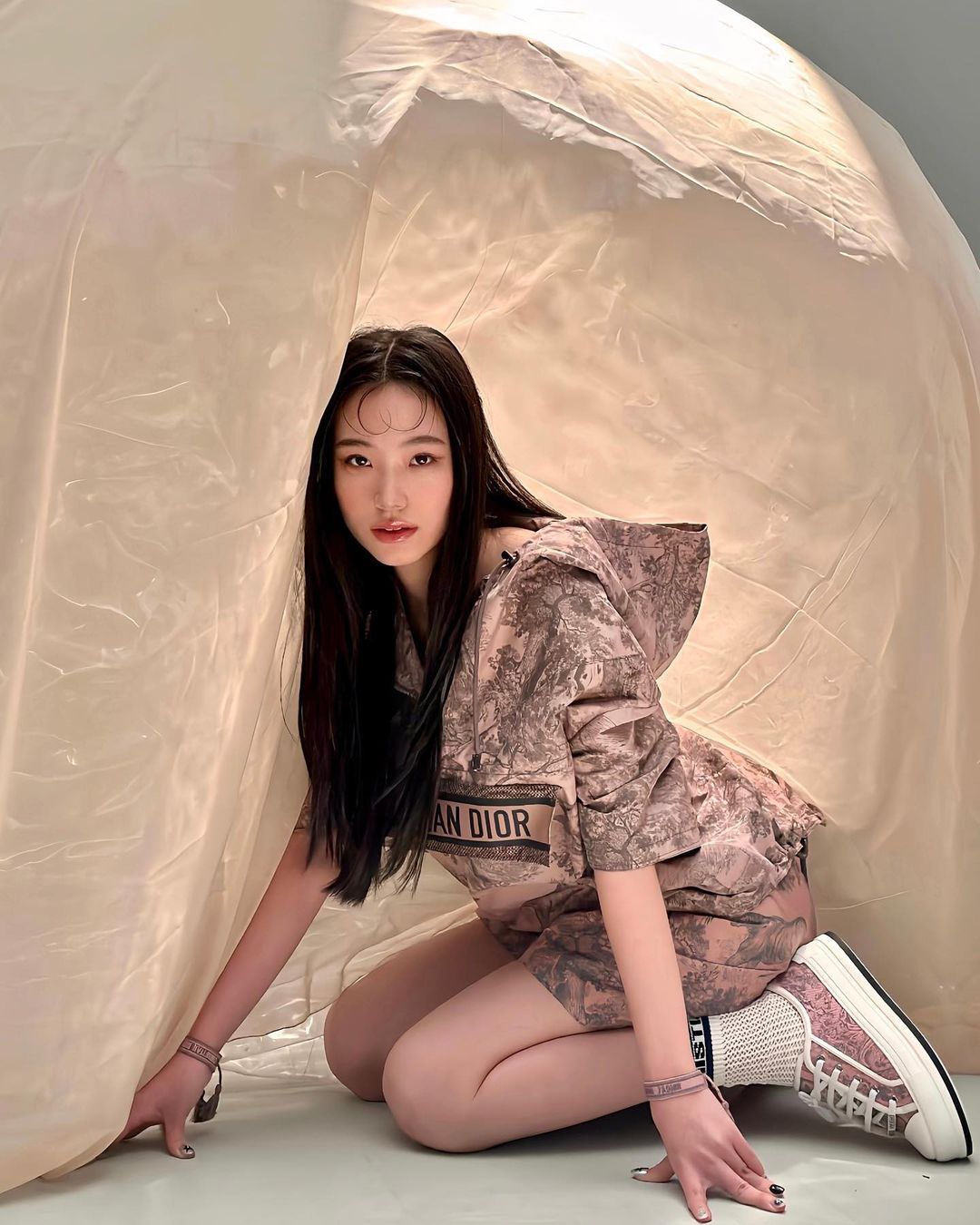 小 S 二女兒許韶恩又仙又辣！貼身洋裝曲線窈窕、小露香肩迷死人，連背影都美翻！