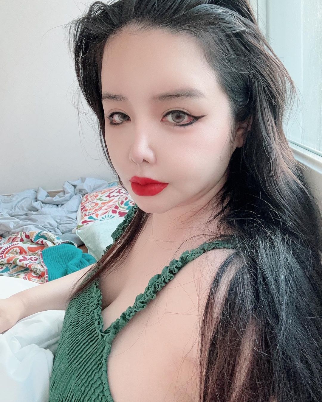 2NE1 朴春近照曝光，完全認不出來！引粉絲擔憂身體狀況！