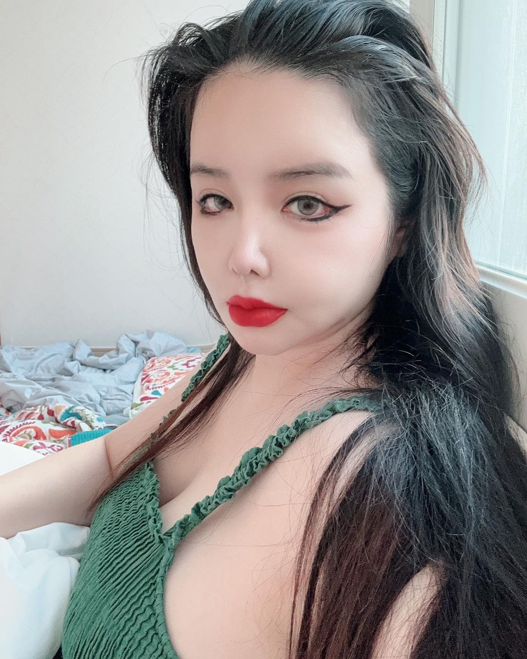 2NE1 朴春近照曝光，完全認不出來！引粉絲擔憂身體狀況！